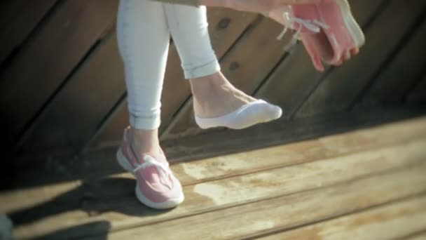 Mulher re-sapatos na praia — Vídeo de Stock