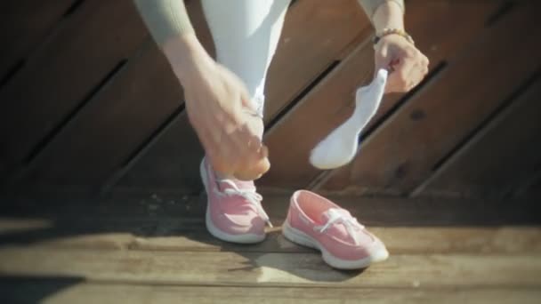Mujer re-zapatos en la playa — Vídeos de Stock