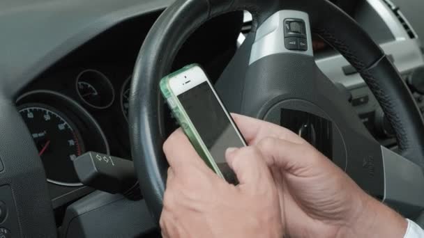 Homem de negócios maduro no carro usa smartphone — Vídeo de Stock