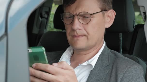 Homme d'affaires mature en voiture utilise smartphone — Video