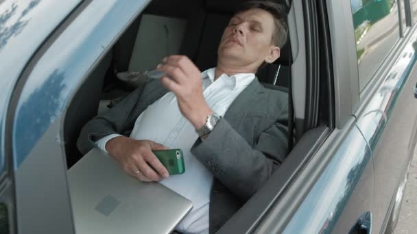 Pengusaha dewasa di dalam mobil terletak di kursi depan yang membusuk — Stok Video