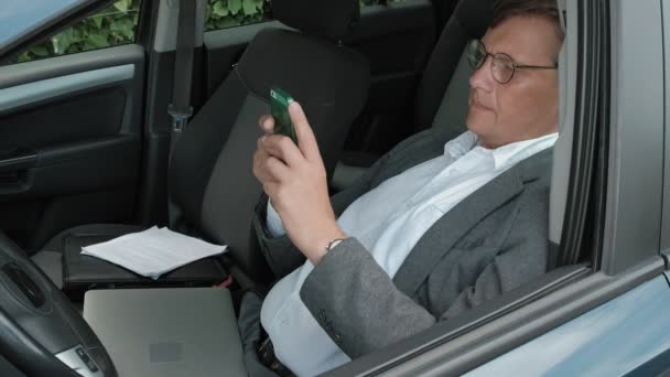 Homme d'affaires mature en voiture utilise smartphone — Video