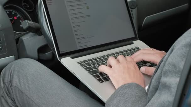 Uomo d'affari maturo in auto che lavora su laptop — Video Stock