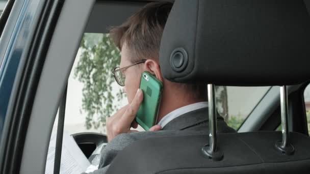 Rijpe zakenman in de auto praten aan de telefoon — Stockvideo