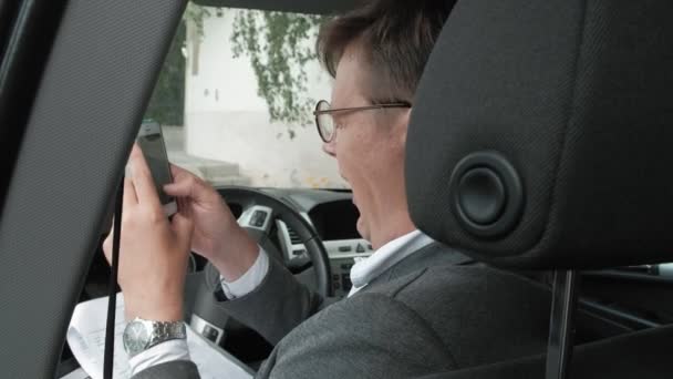 Homme d'affaires mature en voiture utilise smartphone — Video