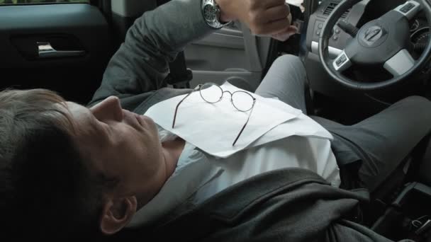 車の中で成熟したビジネスマンが分解の前の席にあります。 — ストック動画