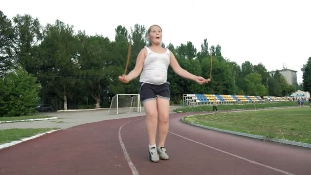 Lite fett flicka hoppa rep på arenan — Stockvideo