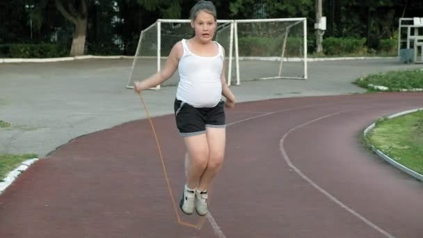 Pequena Menina Gorda Pulando Corda Estádio — Vídeo de Stock