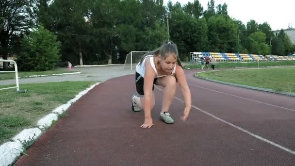 Küçük şişman kız stadyumda çalışır — Stok video