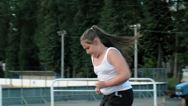 Pequena menina gorda corre no estádio — Vídeo de Stock