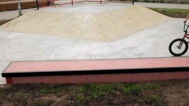 Bir çocuk Bmx Bisiklet hileler kaykay parkı güneşli bir günde biniyor. Çok yavaş hareket