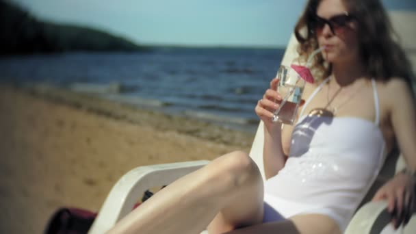 Молода Дівчина Білому Бікіні Лежить Засмагає Шезлонгу Морському Піщаному Пляжі — стокове відео