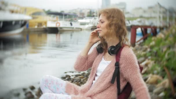 Mädchen mit Smartphone am Meer, auf der Jacht und im Hafen. — Stockvideo