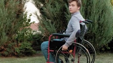Bir tekerlekli sandalye Engelli bir erkekte bir sanal gerçeklik kask Giydir