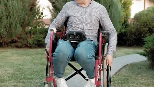 Postižený člověk v křesle invalidní vozík obléká přilbu virtuální realita — Stock video