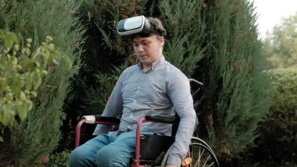 Een Gehandicapte Man Een Rolstoel Stoel Jurken Een Helm — Stockvideo