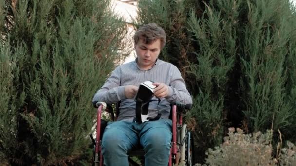 Handicapé Fauteuil Roulant Habille Casque Réalité Virtuelle — Video