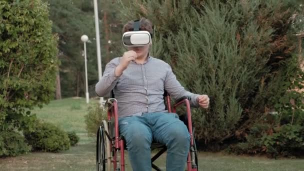 휠체어의 자에 장애인된 남자 가상 현실 헬멧을 사용 하 여 — 비디오