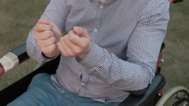 Людина з обмеженими можливостями у кріслі для інвалідів використовує шолом віртуальної реальності — стокове відео