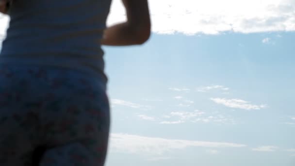 Mujer fitness joven dedicada a bek al aire libre, con auriculares. Super cámara lenta — Vídeos de Stock