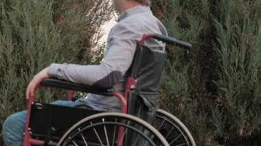 Bir tekerlekli sandalye Engelli bir erkekte bir sanal gerçeklik kask kullanır