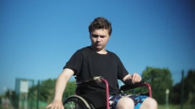Engelli adam açık havada onun tekerlekli sandalye, basketbol oynuyor