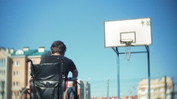 Gehandicapte Man Speelt Basketbal Van Zijn Rolstoel Open Lucht — Stockvideo