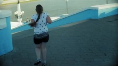 merdivenleri tırmanmaya koşturup bir şişman kız