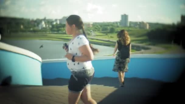 계단을 올라 주위를 실행 하는 뚱뚱한 여자 — 비디오
