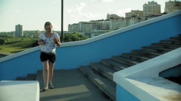 Una Chica Gorda Corriendo Para Subir Las Escaleras — Vídeos de Stock