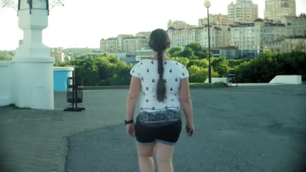 Una ragazza grassa che corre in giro per salire le scale — Video Stock