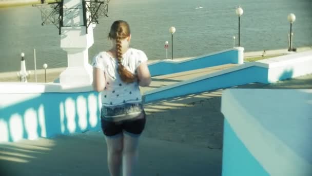 Толстая девушка бегает по лестнице — стоковое видео
