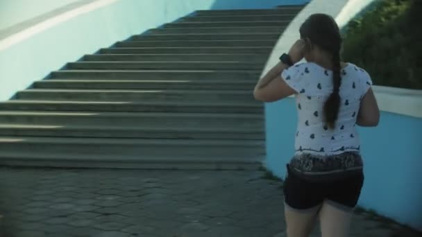 Una chica gorda corriendo por las escaleras — Vídeo de stock