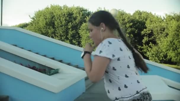 Merdivenleri tırmanmaya koşturup bir şişman kız — Stok video