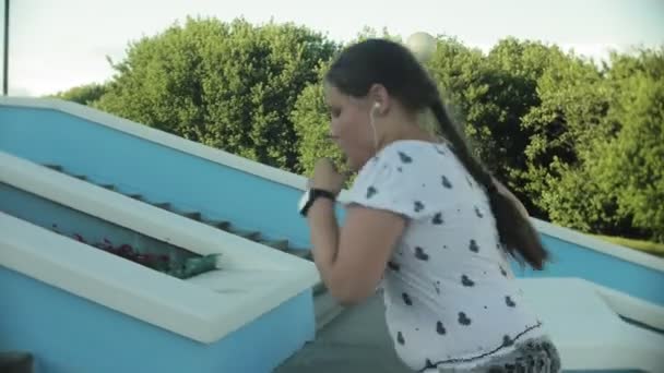 Une grosse fille courant partout pour monter les escaliers — Video