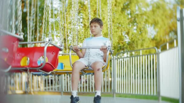 Tienermeisjes op een ketting swing carrousel — Stockvideo