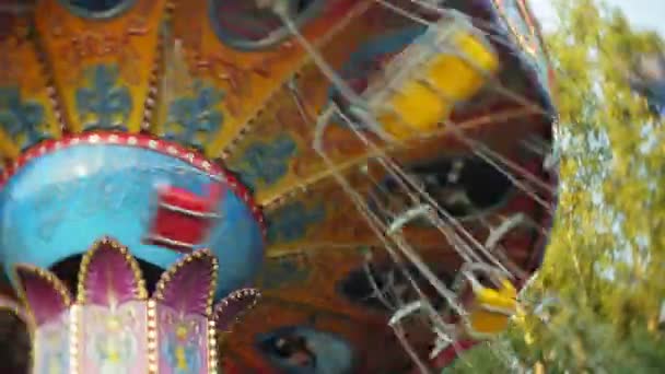Tienermeisjes op een ketting swing carrousel — Stockvideo
