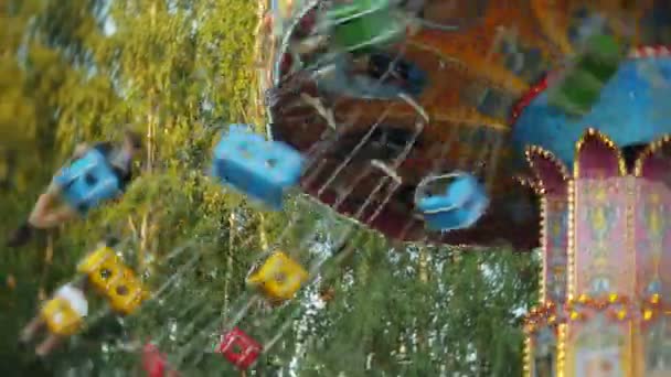 Tienermeisjes op een ketting swing carrousel — Stockvideo