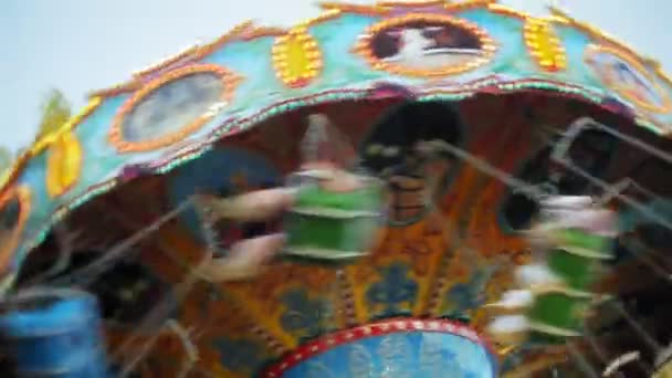 Teenage girls on a chain swing carousel — Stock Video