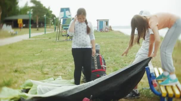 Família acampar na floresta, reúne a tenda — Vídeo de Stock