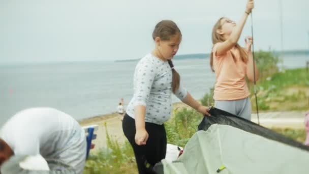 Familie zeltet im Wald, sammelt das Zelt ein — Stockvideo