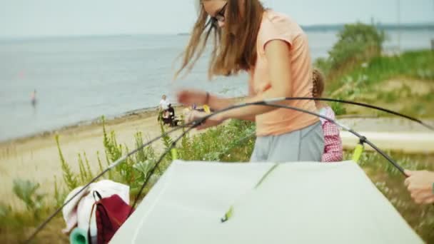 Famille faisant du camping dans la forêt, rassemble la tente — Video