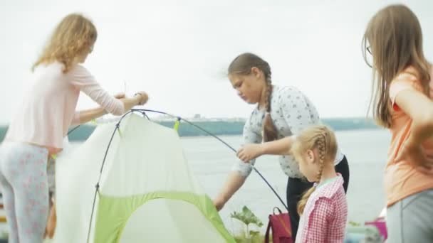 Família acampar na floresta, reúne a tenda — Vídeo de Stock