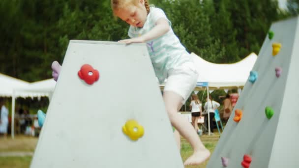 Kleines Mädchen Klettert Felswand — Stockvideo