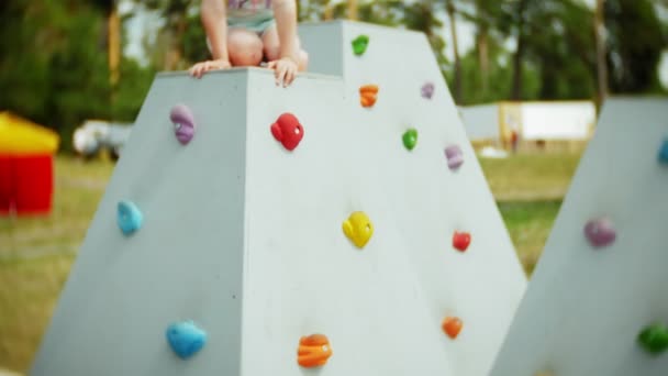 Kleines Mädchen klettert Felswand — Stockvideo