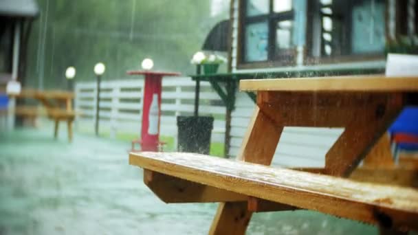 Café de la calle en la lluvia de verano — Vídeo de stock
