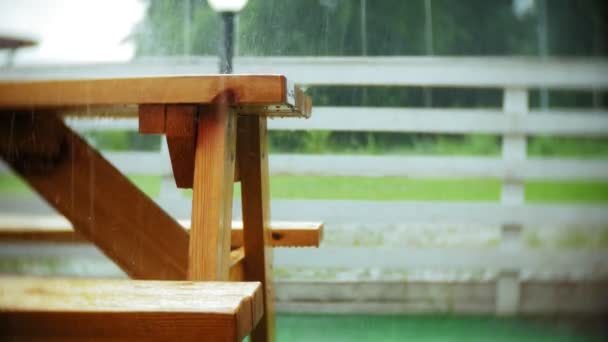 Café de la calle en la lluvia de verano — Vídeos de Stock