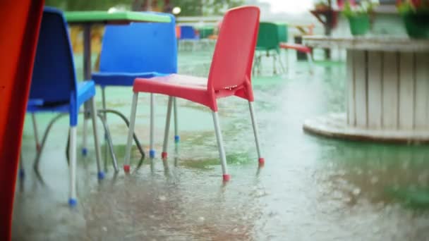 Straßencafé im Sommerregen — Stockvideo