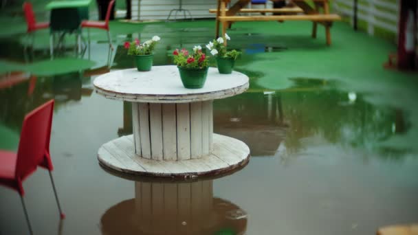 夏日雨中的街头咖啡馆 — 图库视频影像