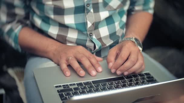 Ein Mann mit Laptop und Dokumenten auf dem Hintergrund einer Steinmauer arbeitet und trinkt Wein aus einem Glas — Stockvideo